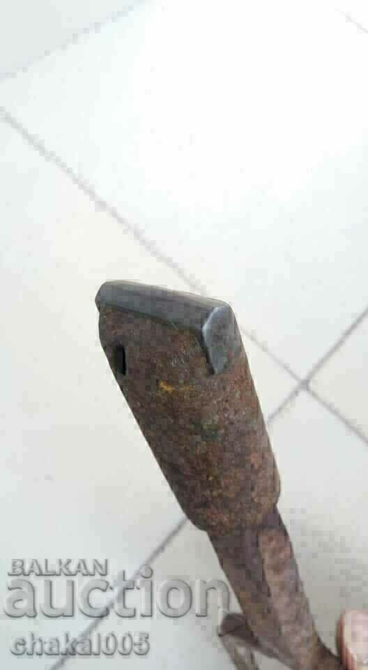 An old anvil with price 15.00 BGN | € 7.67 An old anvil with price 15.00 BGN | € 7.67