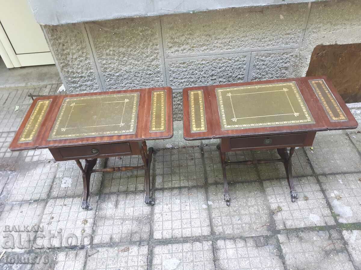 Licitație Două mese din mahon cu șuruburi cu piele verde și foită de aur Licitație Două mese din mahon cu șuruburi cu piele verde și foită de aur