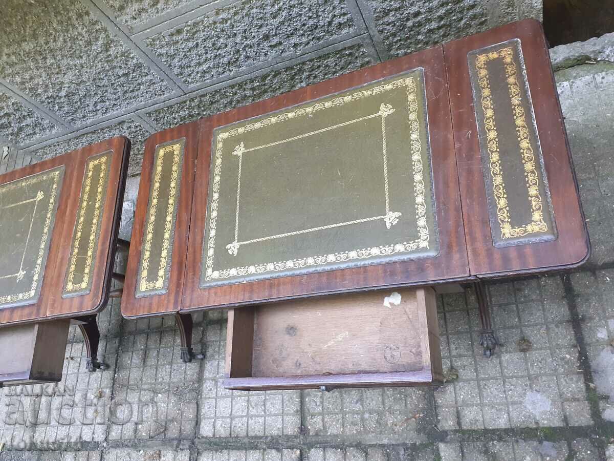 Livrarea Două mese din mahon cu șuruburi cu piele verde și foită de aur Livrarea Două mese din mahon cu șuruburi cu piele verde și foită de aur