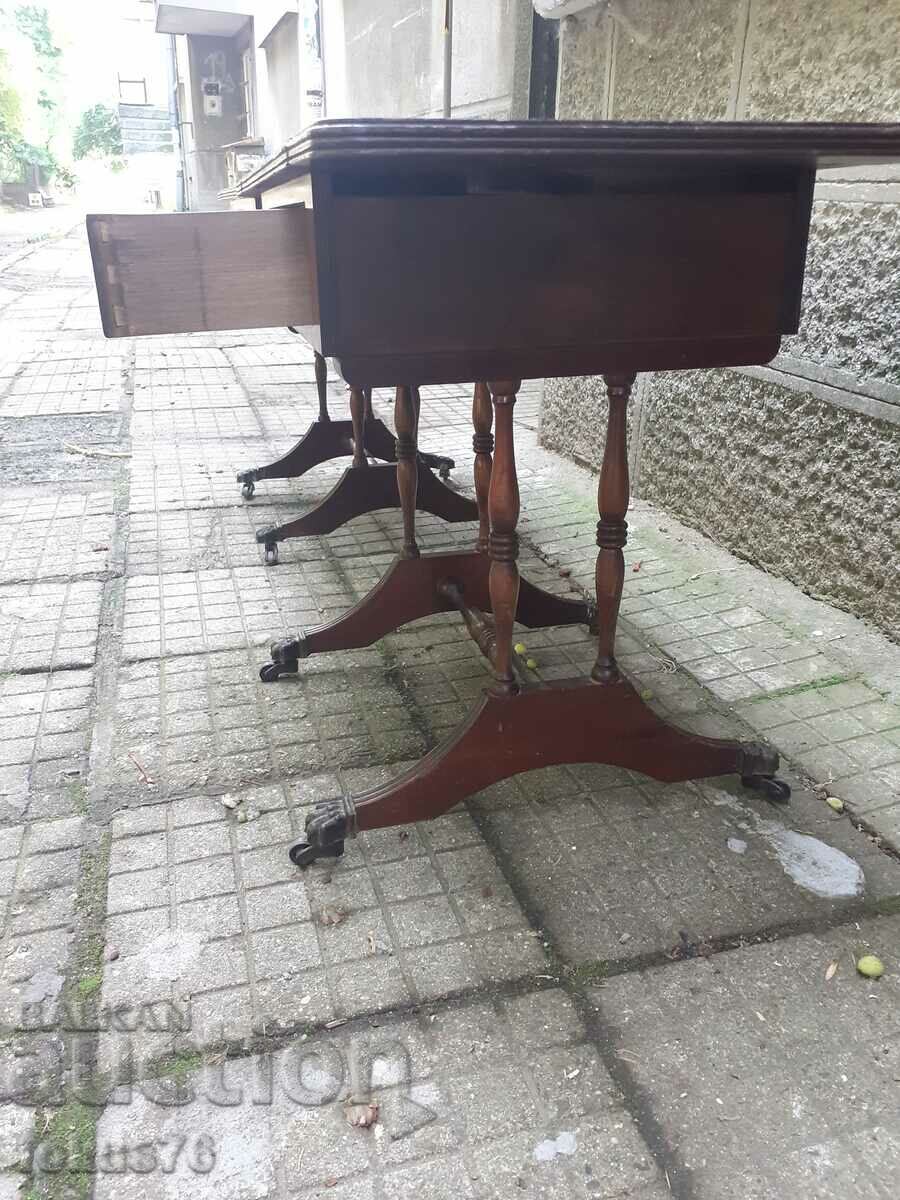 Două mese din mahon cu șuruburi cu piele verde și foită de aur - 5 Două mese din mahon cu șuruburi cu piele verde și foită de aur - 5