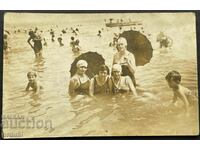 2398 Regatul Bulgariei doamne în costume de baie și umbrele mare 1925