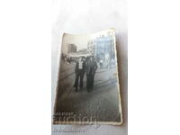 Снимка София Двама младежи на разходка след бомбардировките