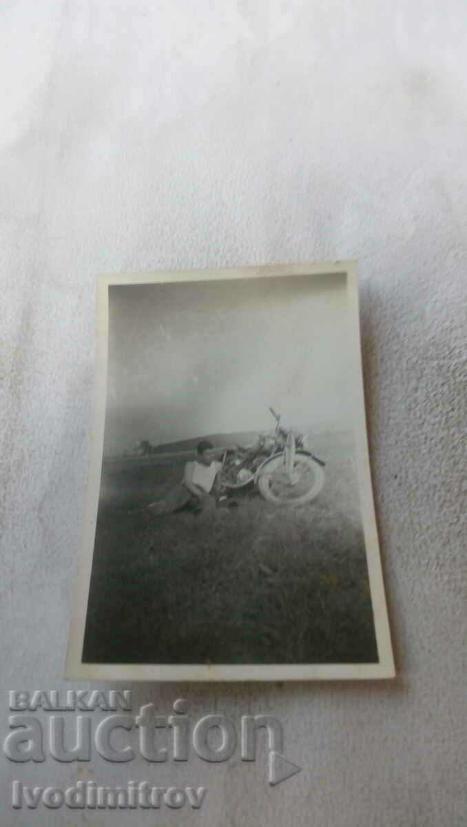 Photo Soldier with a retro motorcycle
