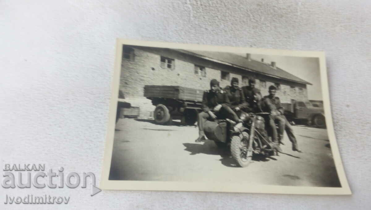 Photo Soldiers with a motorcycle with a basket