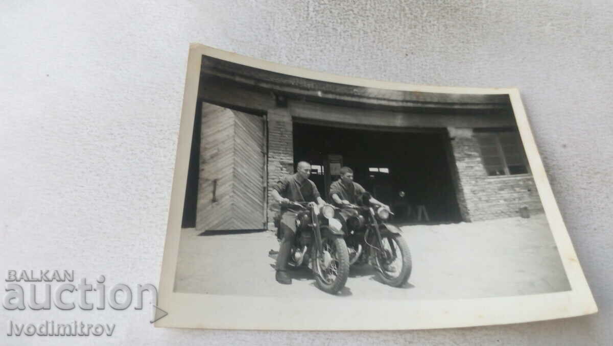Φωτογραφία Δύο στρατιώτες με ρετρό μοτοσυκλέτες