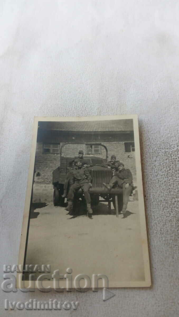 Foto Soldații în fața unui camion militar retro