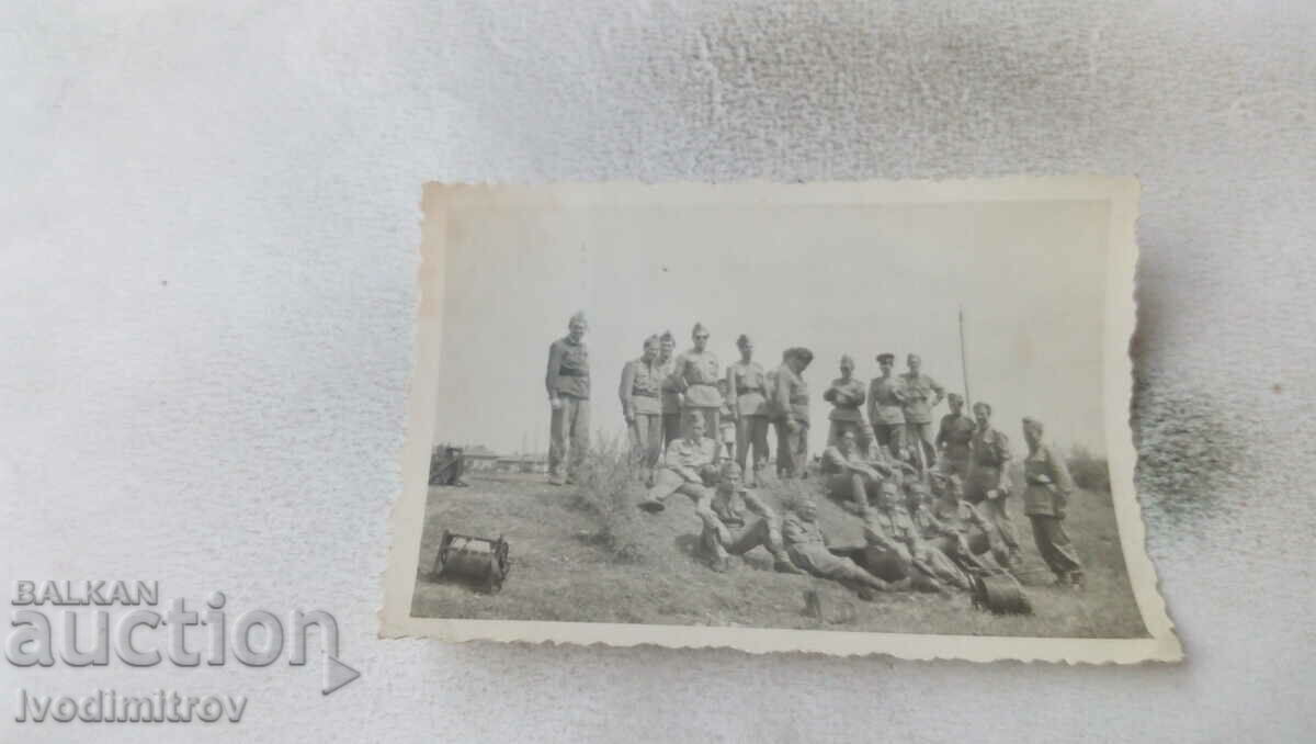 Foto Soldati cu echipament de comunicatie