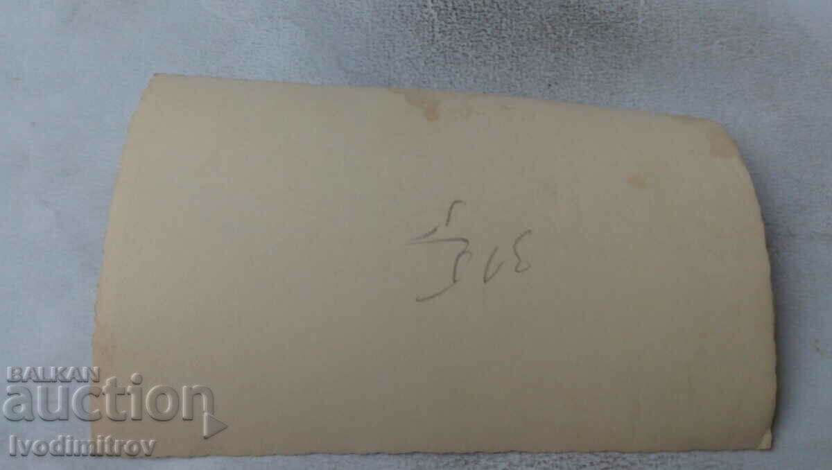 Fotografie cu proaspăt căsătoriți cu prietenii lor cu preț 1.35 BGN | € 0.69 Fotografie cu proaspăt căsătoriți cu prietenii lor cu preț 1.35 BGN | € 0.69