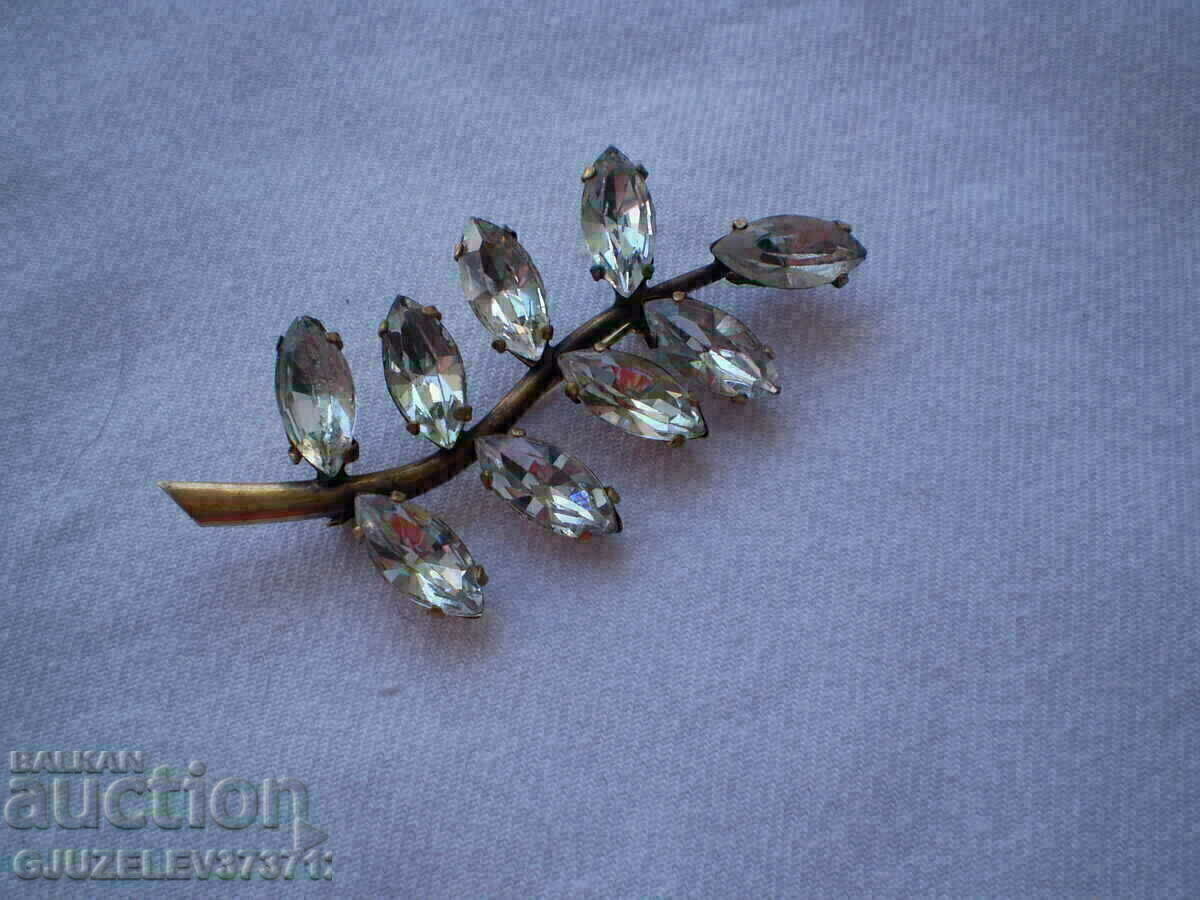 Delivery of 1930s Art Deco brooch Delivery of 1930s Art Deco brooch