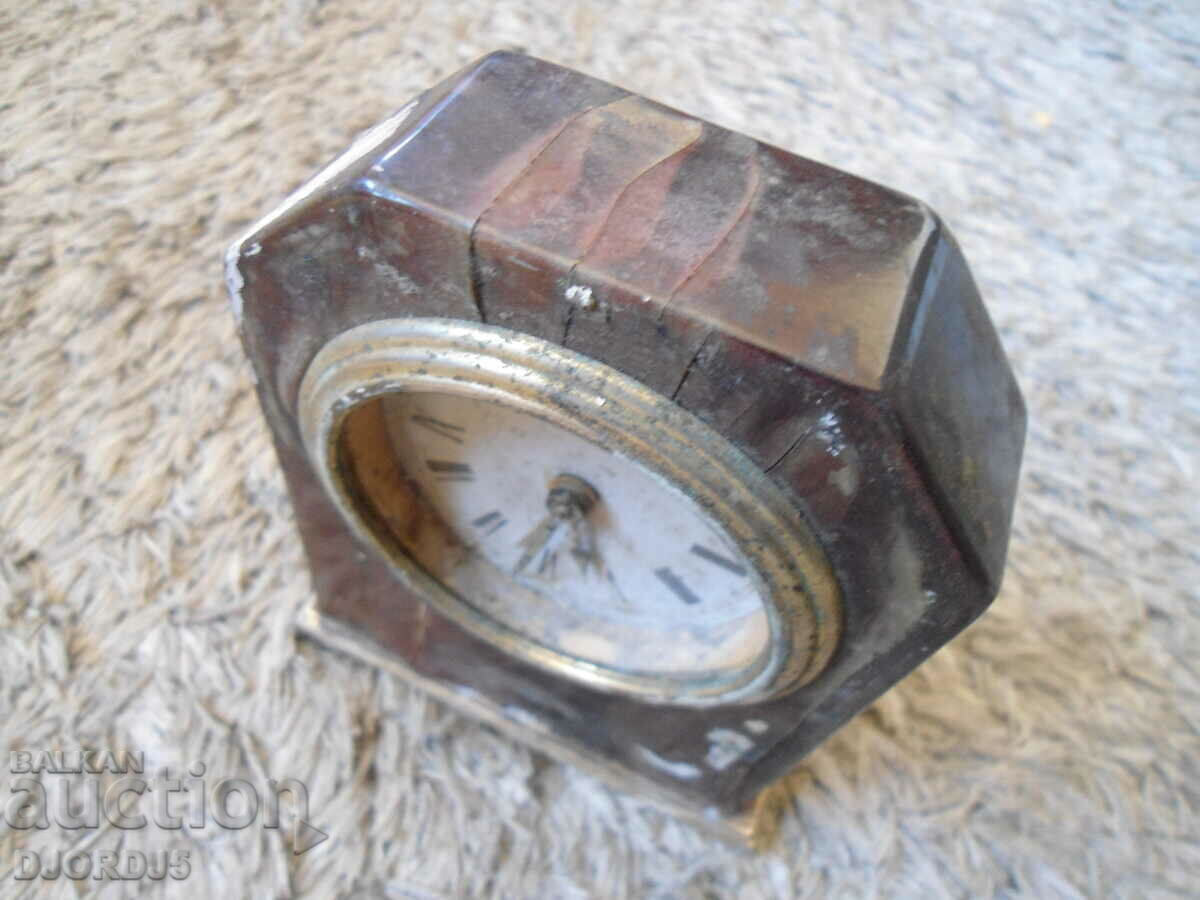 Παράδοση Παλιό επιτραπέζιο ρολόι. Παράδοση Παλιό επιτραπέζιο ρολόι.