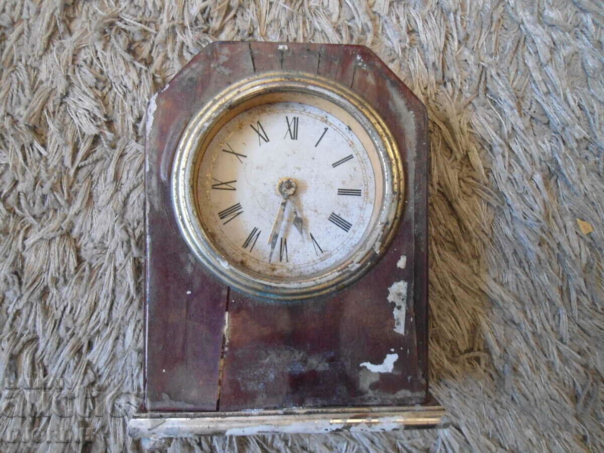 Стар настолен часовник.
