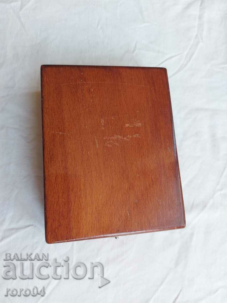 BOX - WOOD - PLUSH - 7