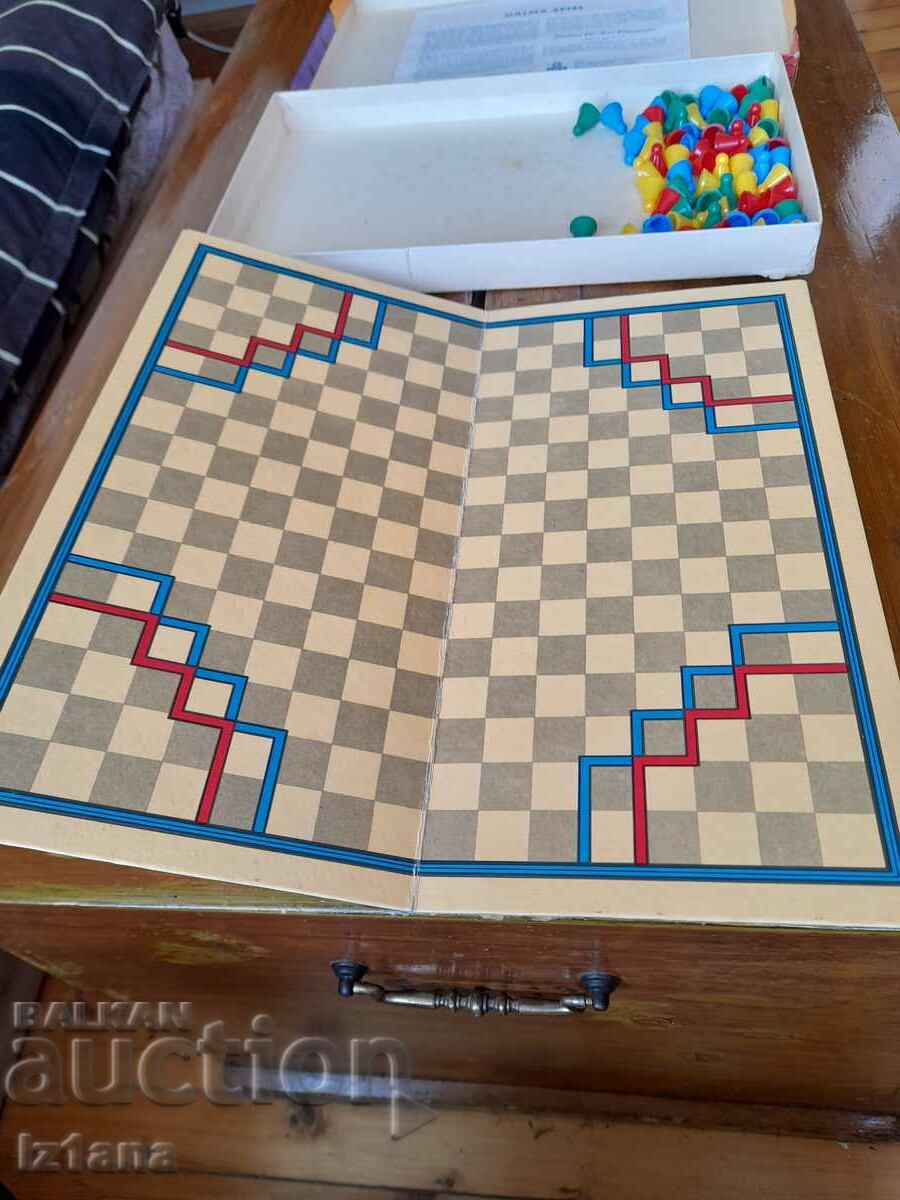 Delivery of Old children's game Halma Delivery of Old children's game Halma
