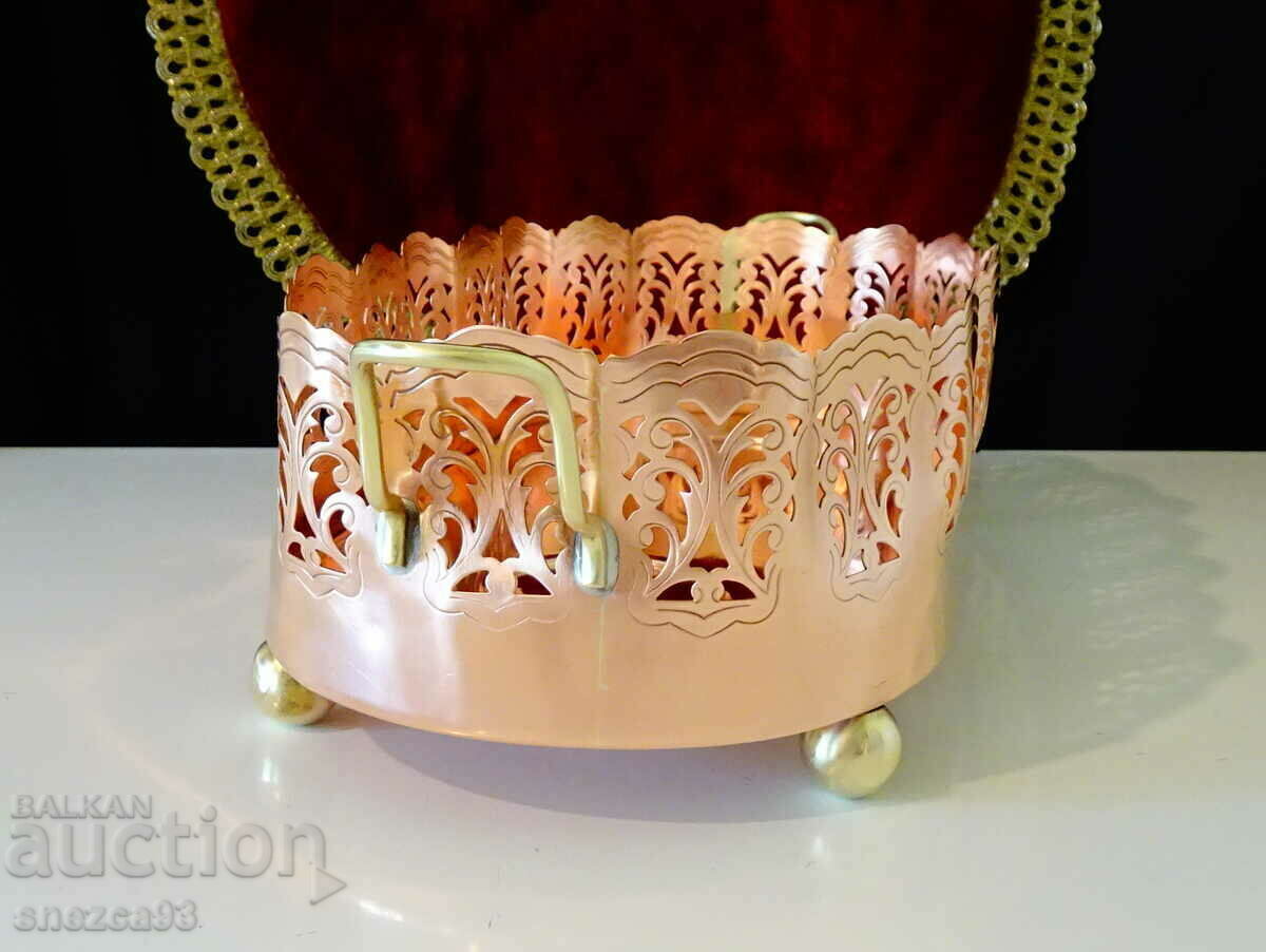 Auction Copper vessel, copper fruit bowl, jardiniere. Auction Copper vessel, copper fruit bowl, jardiniere.