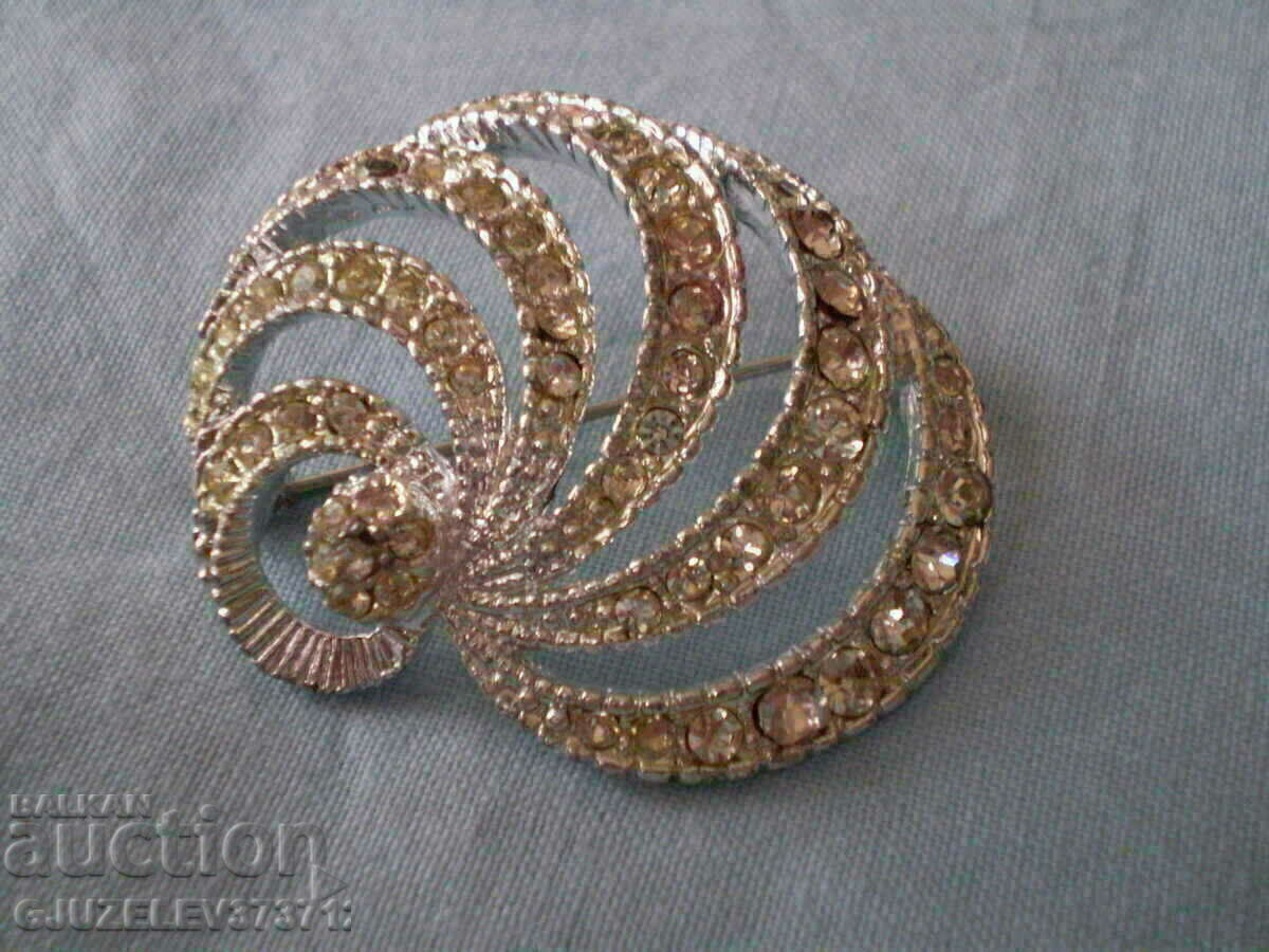 retro Women's brooch