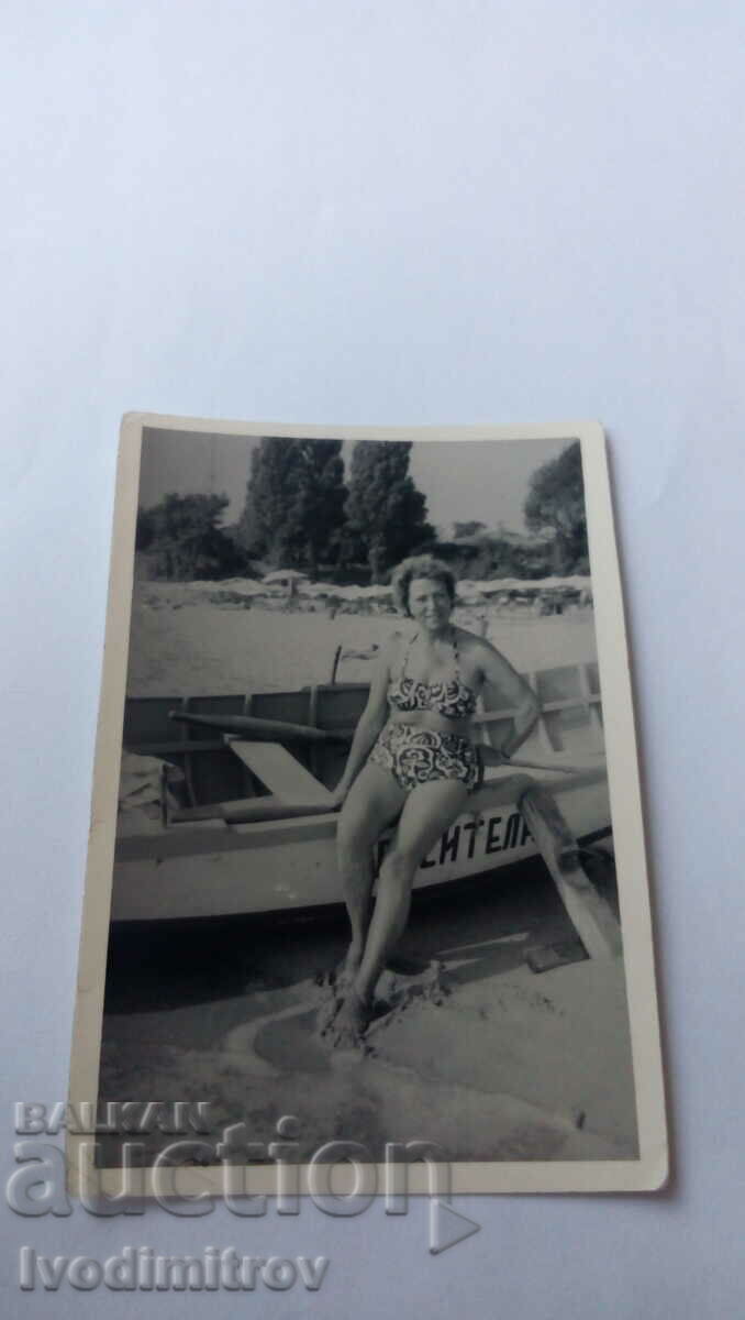 Снимка Жена до лодка СПАСИТЕЛЪ на плажа