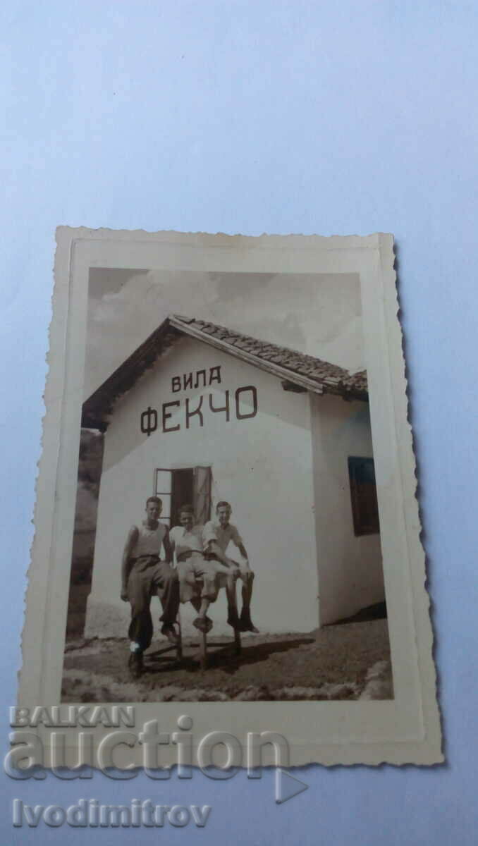 Foto Trei tineri în fața vilei Fekcho