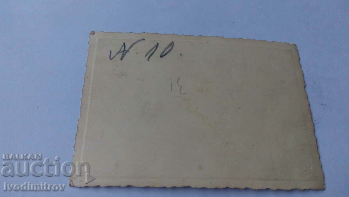 Φωτογραφία Τρεις νέοι μπροστά από τη Villa Fekcho με τιμή 2.65 BGN | € 1.35 Φωτογραφία Τρεις νέοι μπροστά από τη Villa Fekcho με τιμή 2.65 BGN | € 1.35