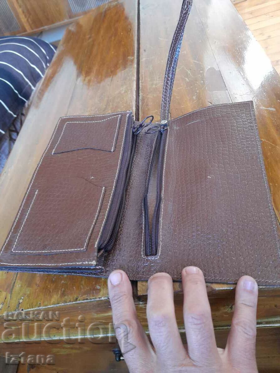 Licitație O geantă veche, o geantă de documente Licitație O geantă veche, o geantă de documente