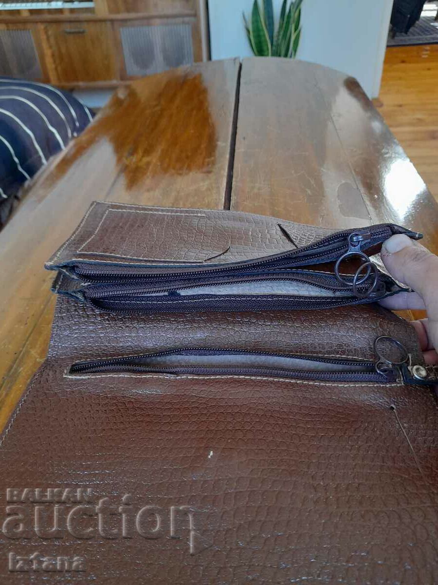 Livrarea O geantă veche, o geantă de documente Livrarea O geantă veche, o geantă de documente