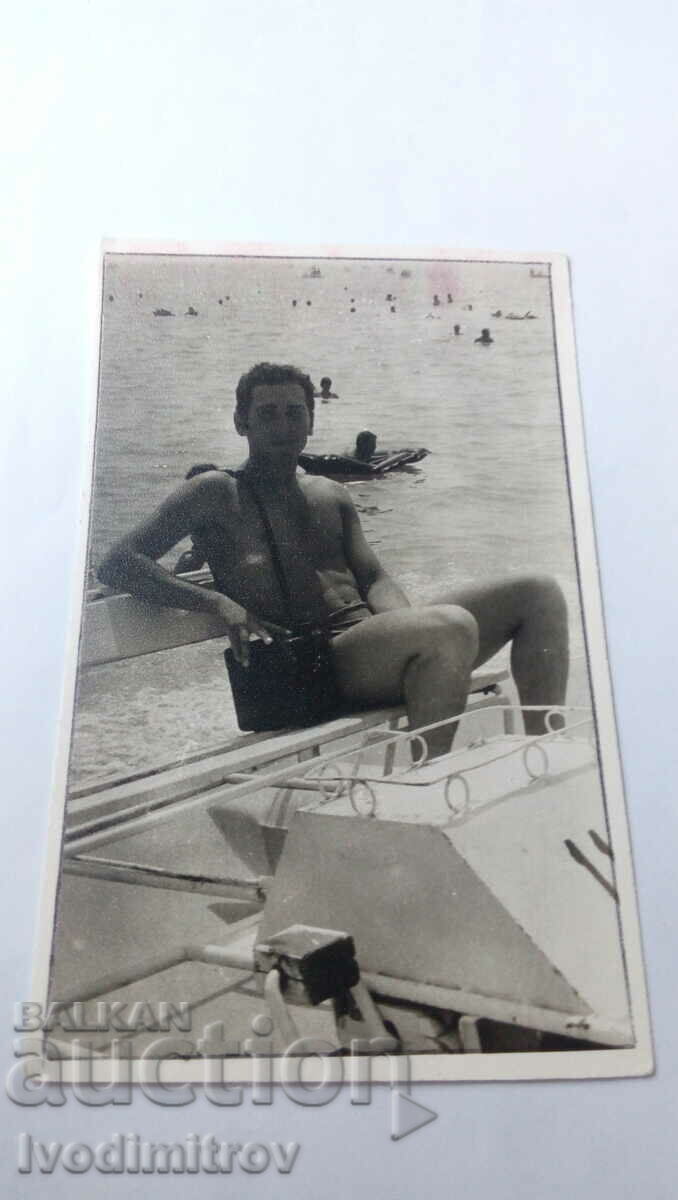 Снимка Мъж с бански на водно колело