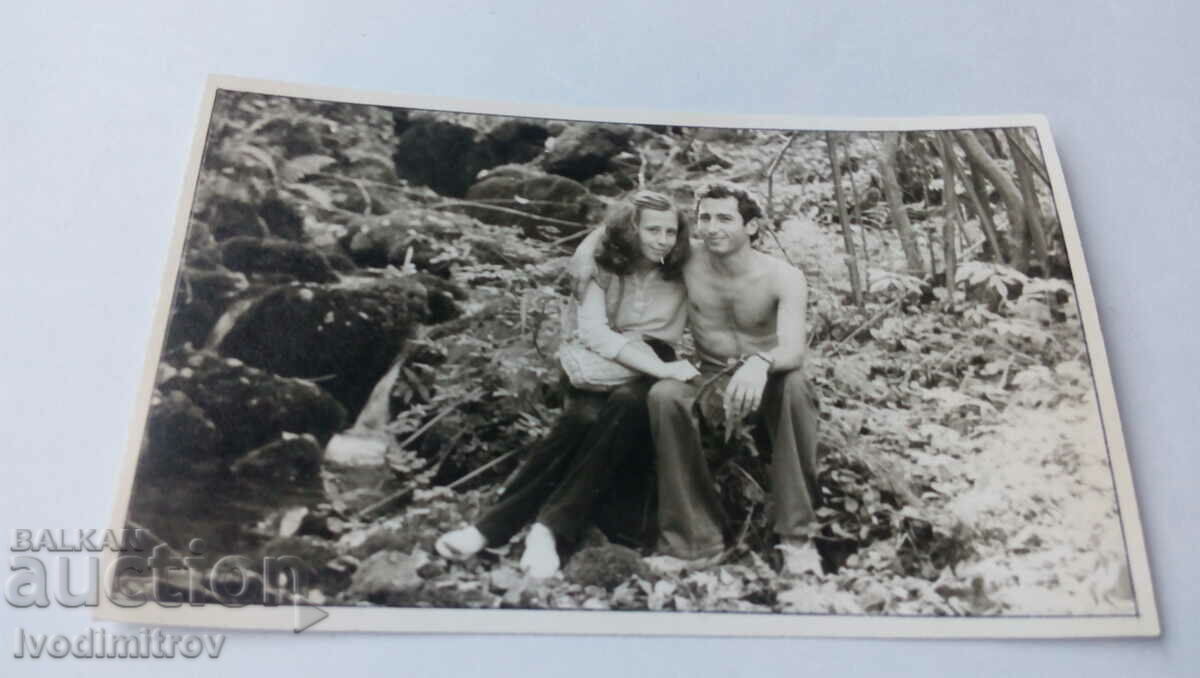 Fotografie Tânăr și fată lângă pârâu