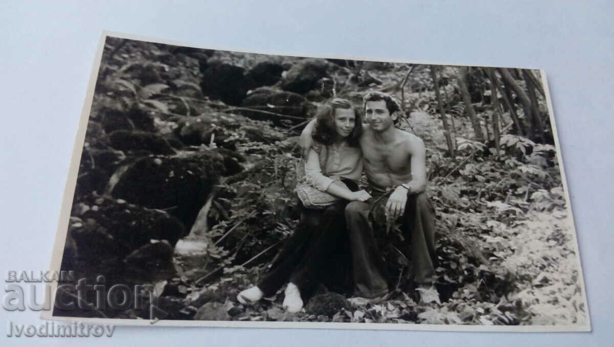 Снимка Млад мъж и младо момиче край потока