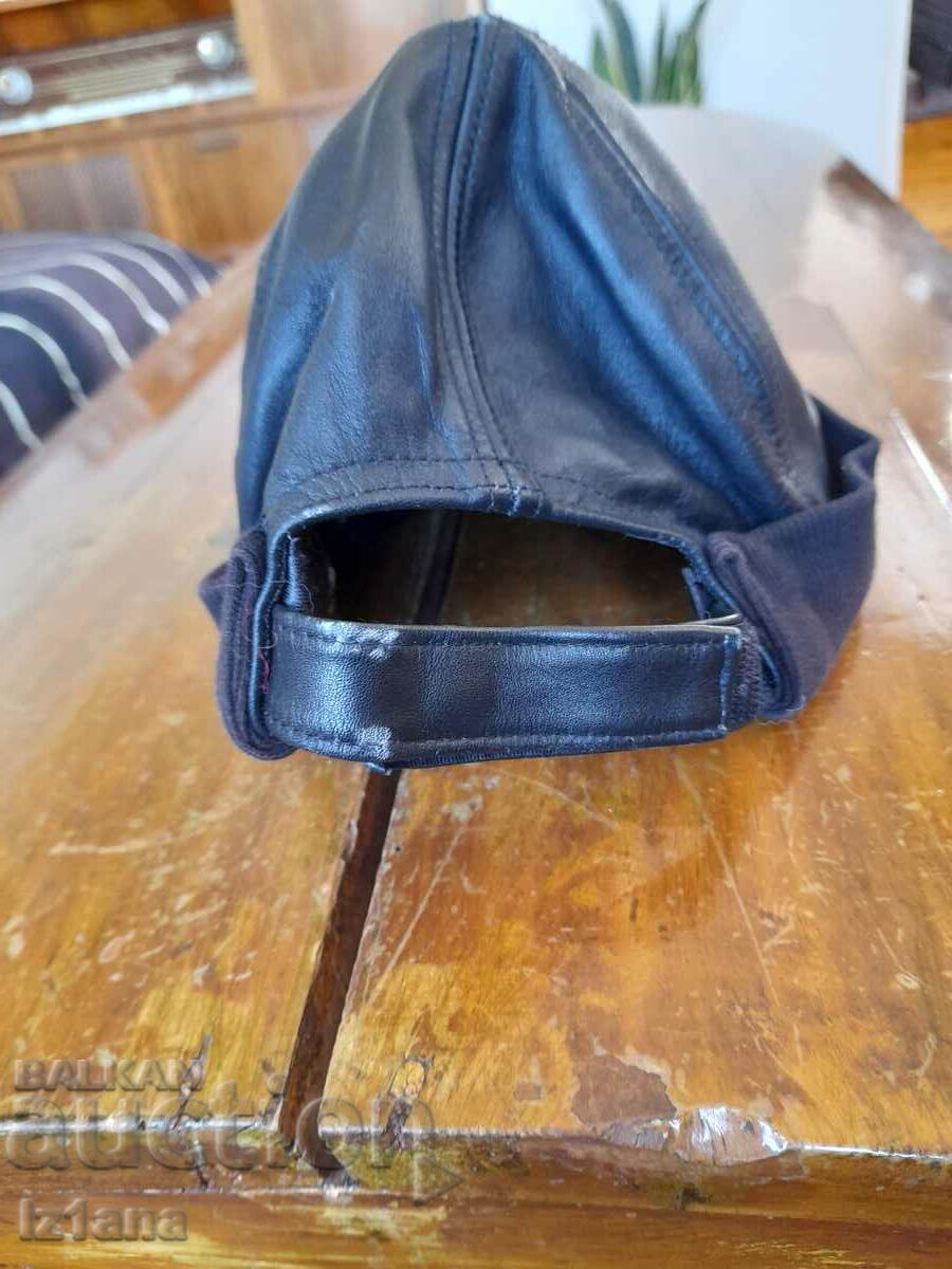 Delivery of Mercedes-Benz hat