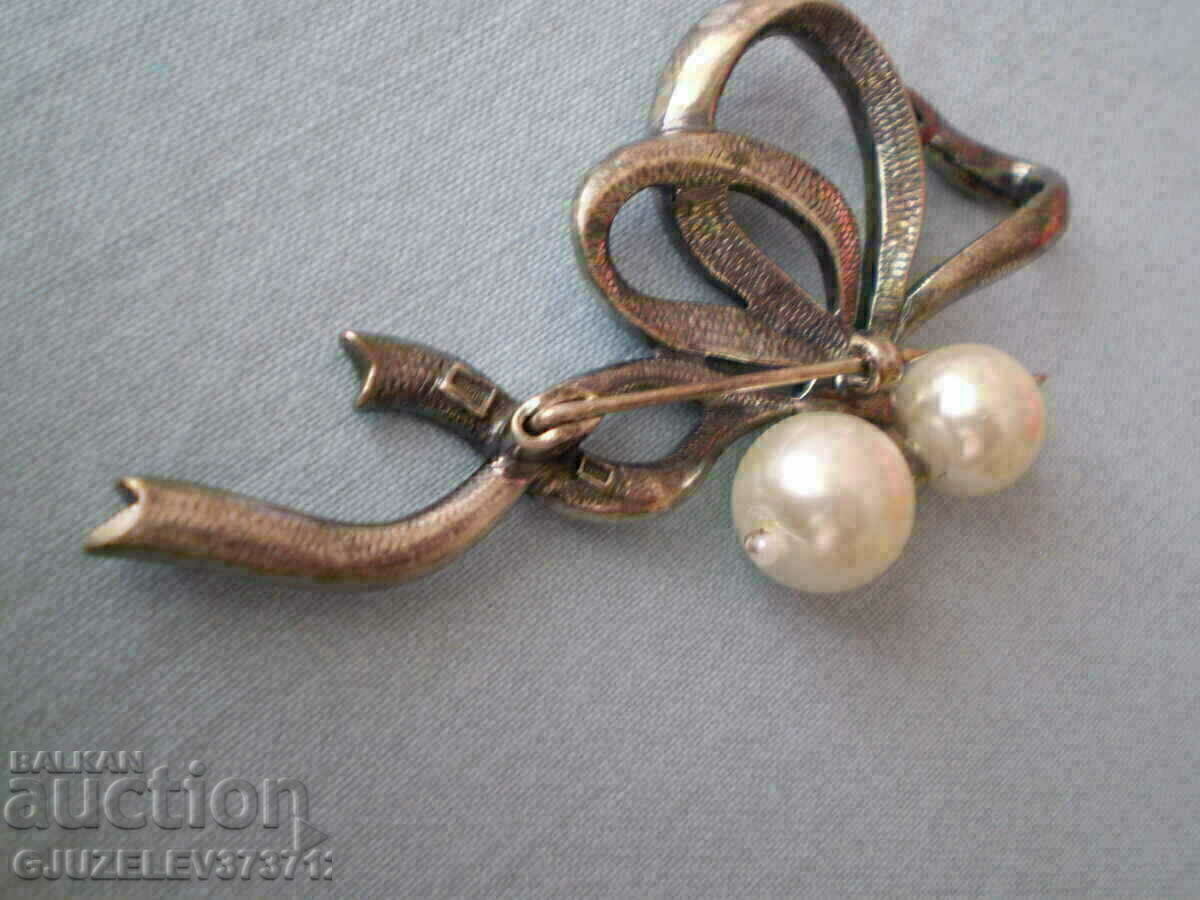 Licitație Broșă de designer de argint cu perle și zirconi