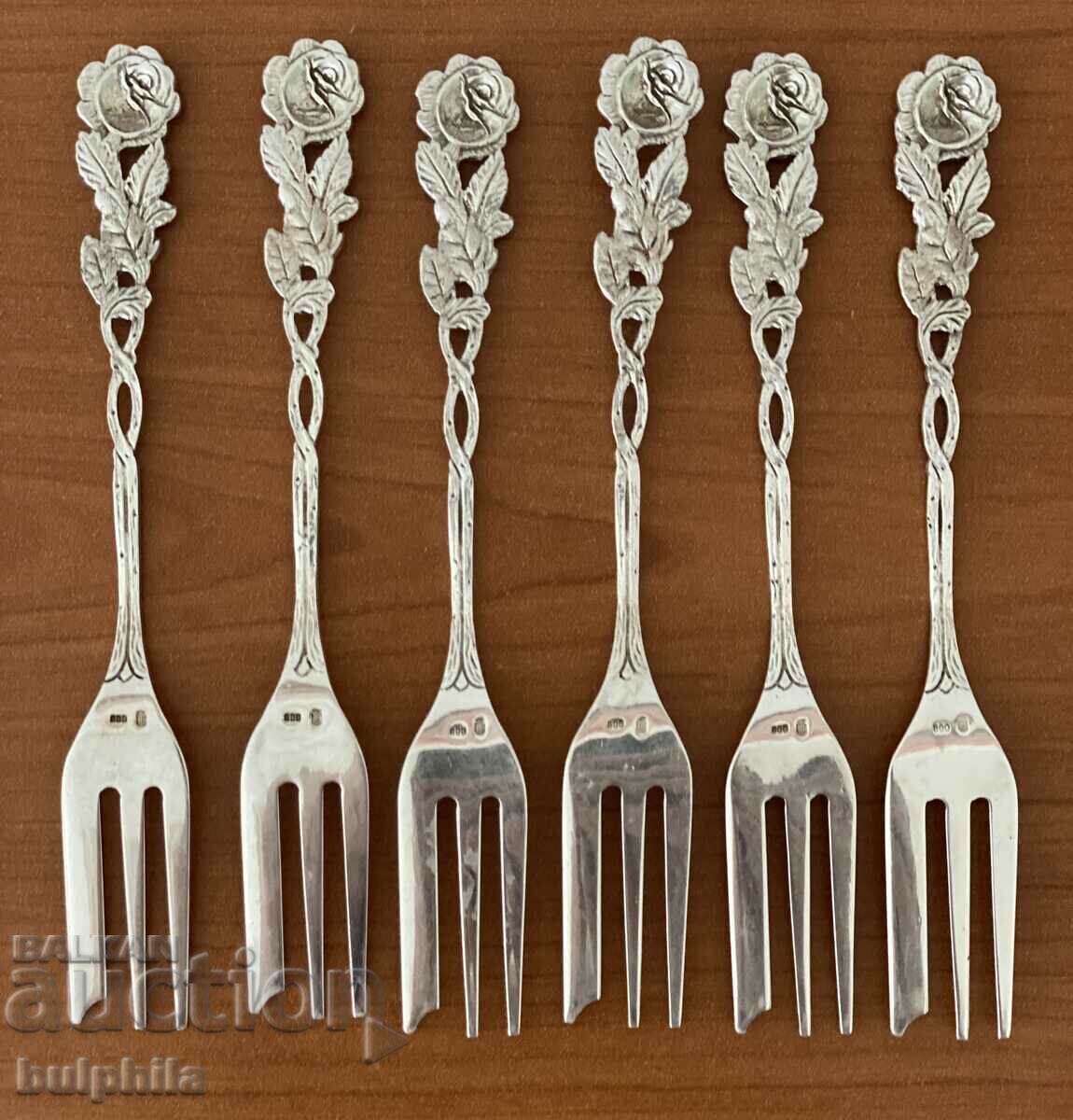 Set 6 furculite argintii pentru desert. cu preț 220.00 BGN | € 112.48