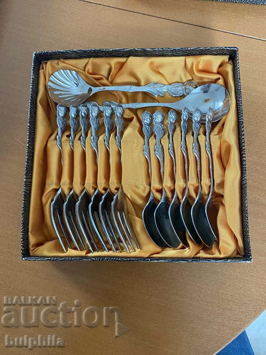 Set of 6 dessert forks, 6 spoons, 2 extra spoons.
