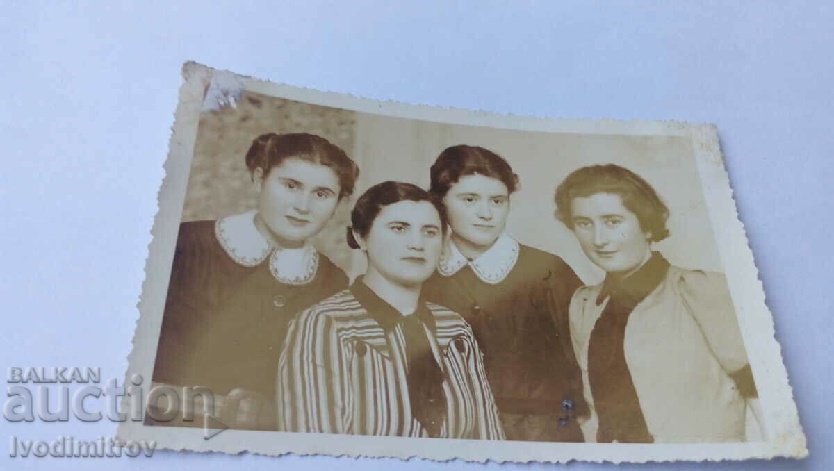 Photo Four young girls