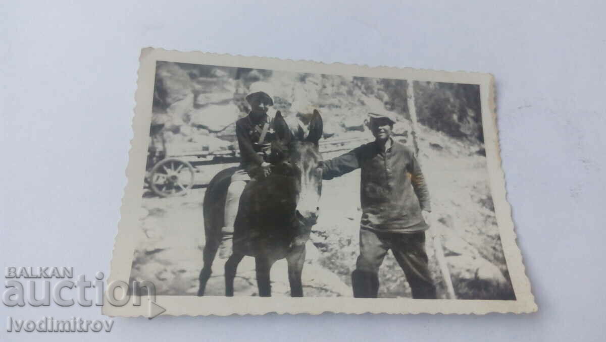 Φωτογραφία Άνδρας και αγοράκι που καβαλούν έναν γάιδαρο 1938