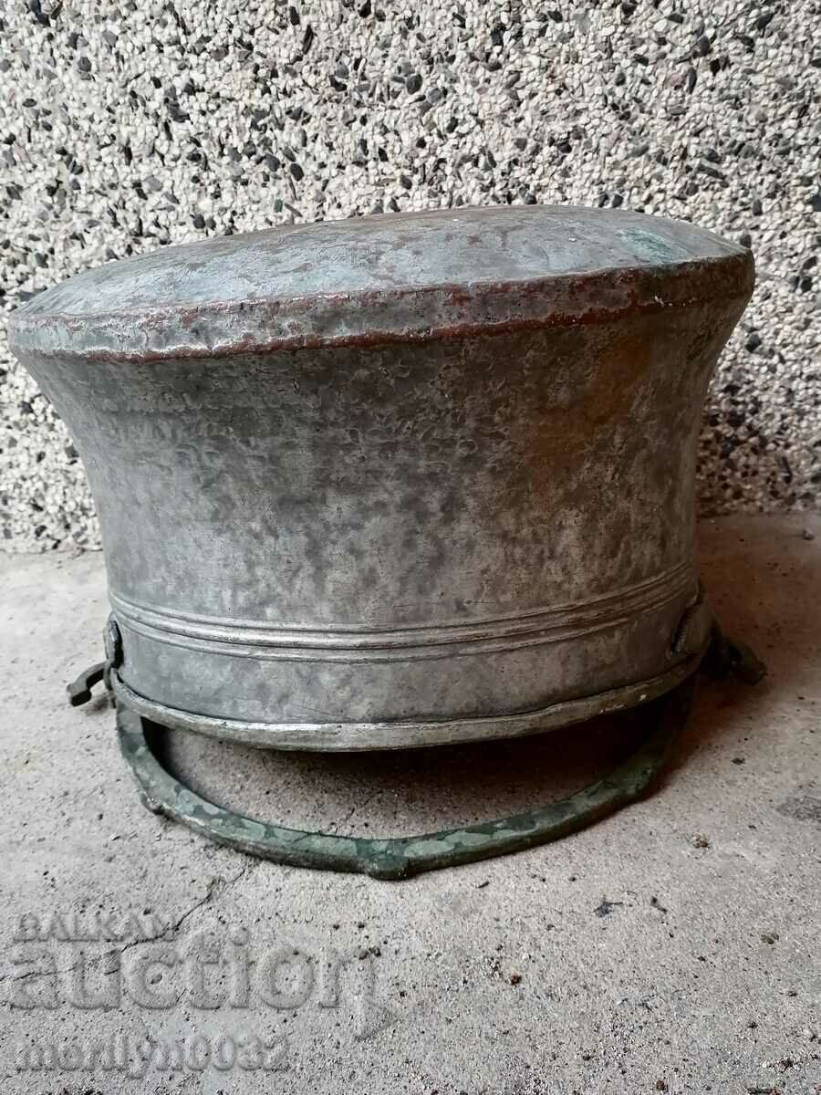 Auction Tinned cauldron, copper coin, copper coin, copper vessel Auction Tinned cauldron, copper coin, copper coin, copper vessel