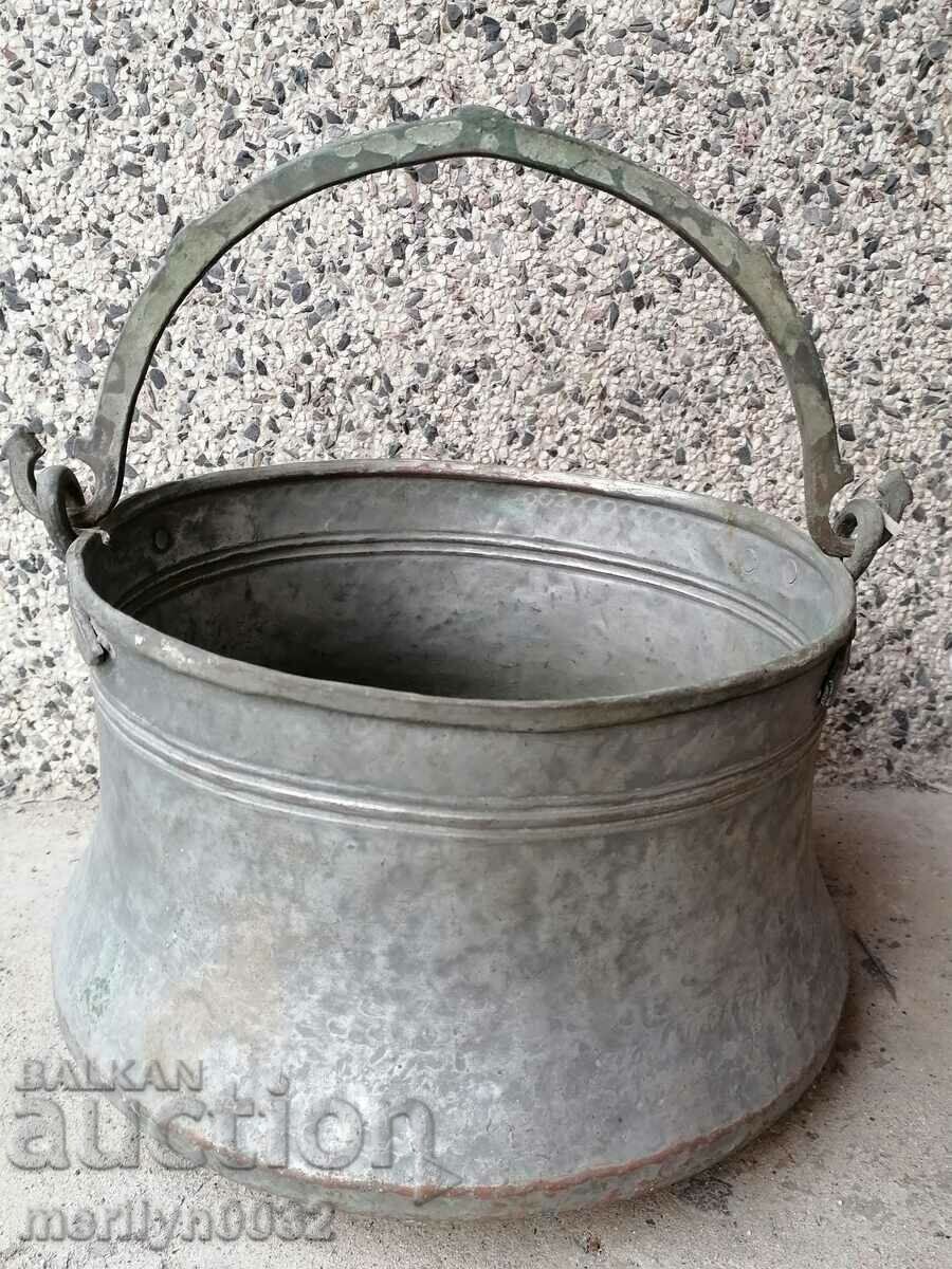 Tinned cauldron, copper coin, copper coin, copper vessel Tinned cauldron, copper coin, copper coin, copper vessel