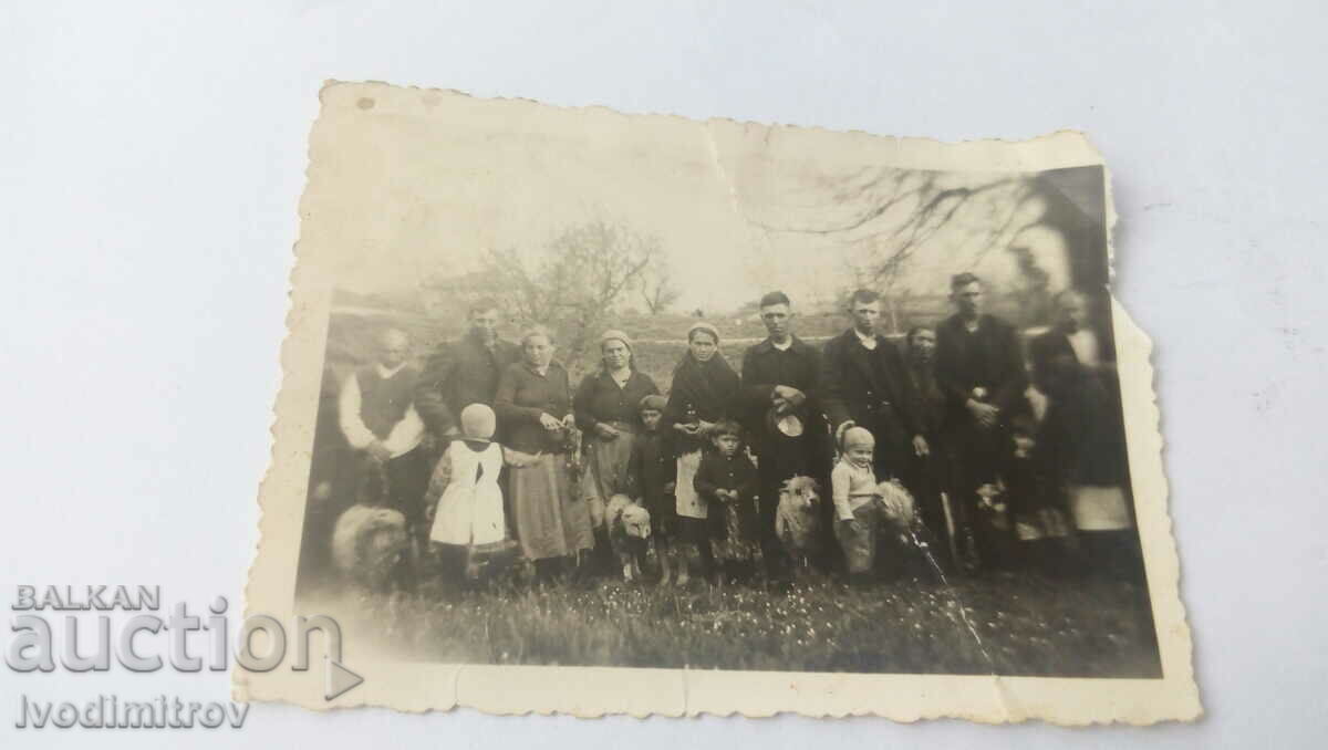 Photo Villagers with sheep and lambs on the meadow
