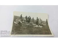 Снимка Мъже и жени на пикник край огъня
