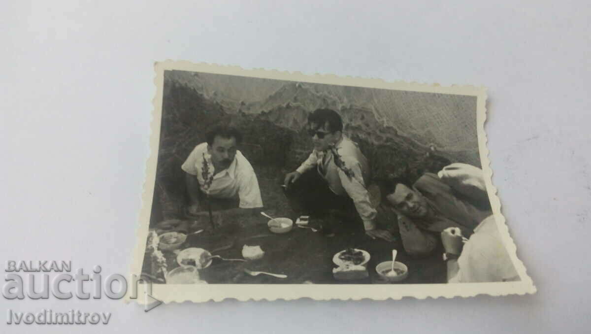 Photo Men at lunch in the mountains