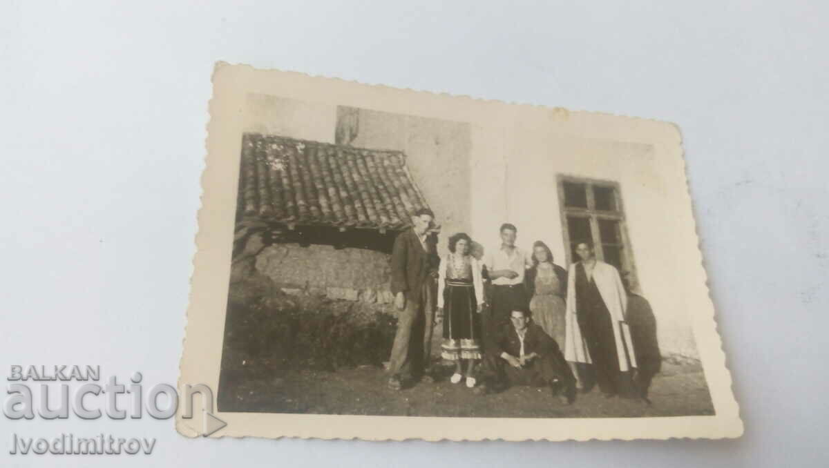 Φωτογραφία Αγόρια και κορίτσια μπροστά από ένα σπίτι