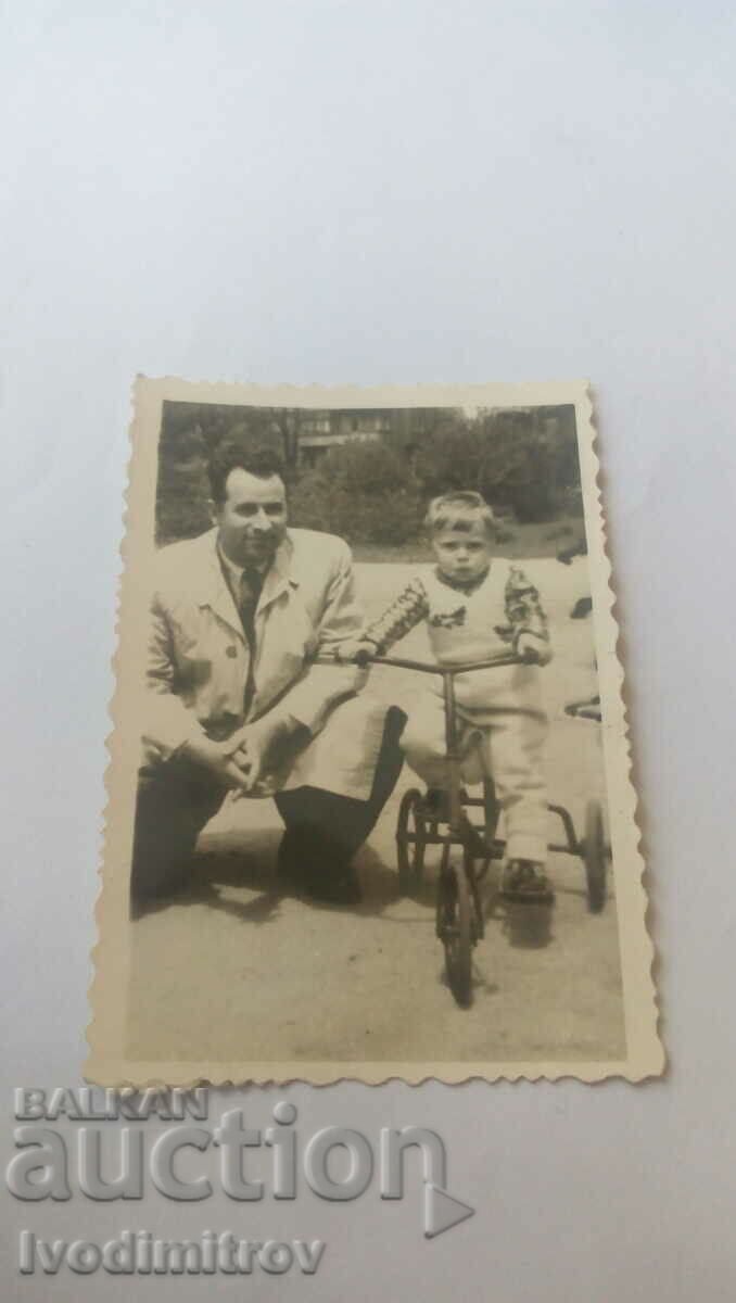 Снимка Мъж и момченце с ретро детско велосипедче