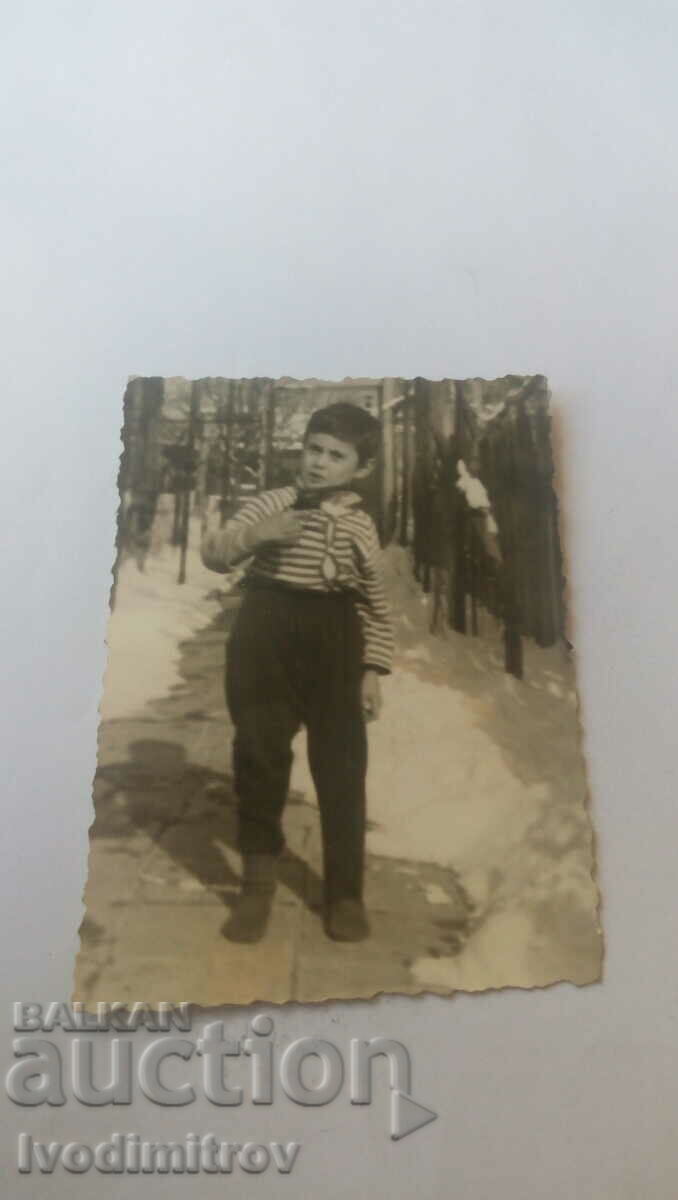 Φωτογραφία Αγόρι με ένα παιδικό όπλο το χειμώνα