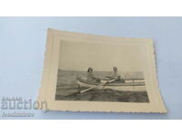 Photo Man and woman with a boat in the sea