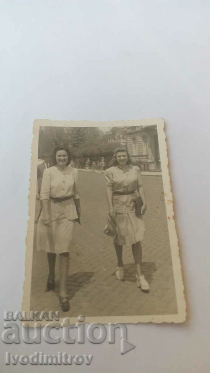 Φωτογραφία Σοφία Δύο νεαρές γυναίκες μπροστά από το Λουτρό σε μια βόλτα