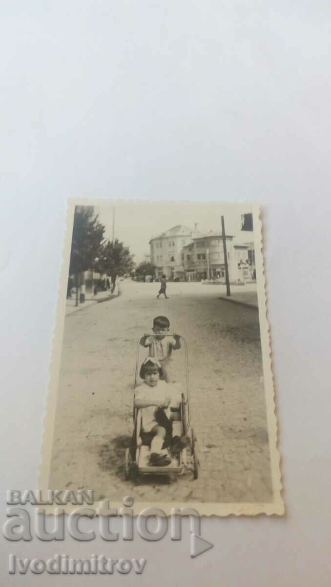 Photo Sofia Two children with a retro stroller
