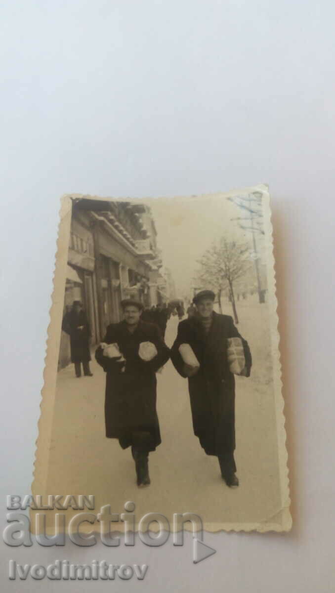 Снимка София Двама мъже с покупки през зимата