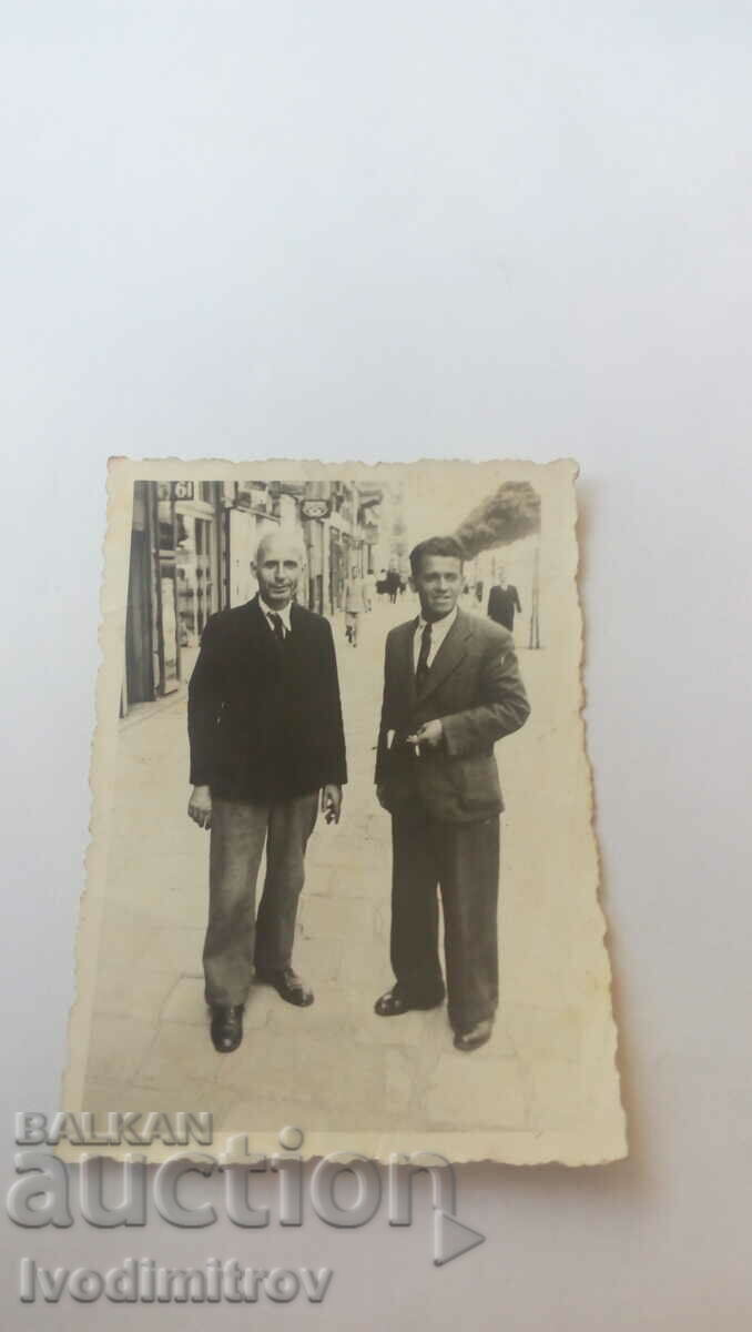 Снимка София Двама мъже на тротоара