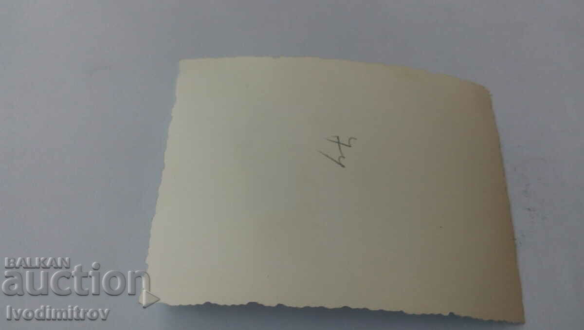 Φωτογράφος άνδρες και γυναίκες στην πλατεία με τιμή 1.35 BGN | € 0.69 Φωτογράφος άνδρες και γυναίκες στην πλατεία με τιμή 1.35 BGN | € 0.69