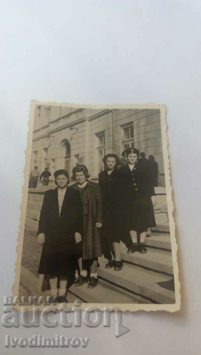 Fotografie Patru colegi de clasă pe scările liceului din 1930
