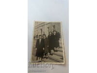 Φωτογραφία Τέσσερις συμμαθητές στις σκάλες του λυκείου του 1930