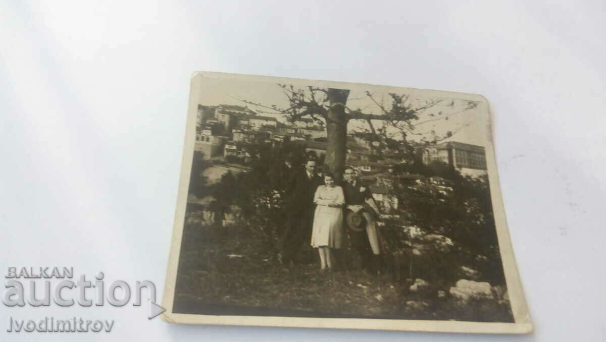 Fotografie Veliko Tarnovo Femeie și doi bărbați 1935